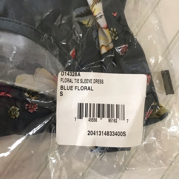 Gilli Floral Tie Sleeve Dress - Picture 8 of 8